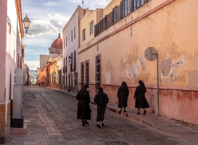 Soñar con una monja vestida de negro ¿Qué significa?