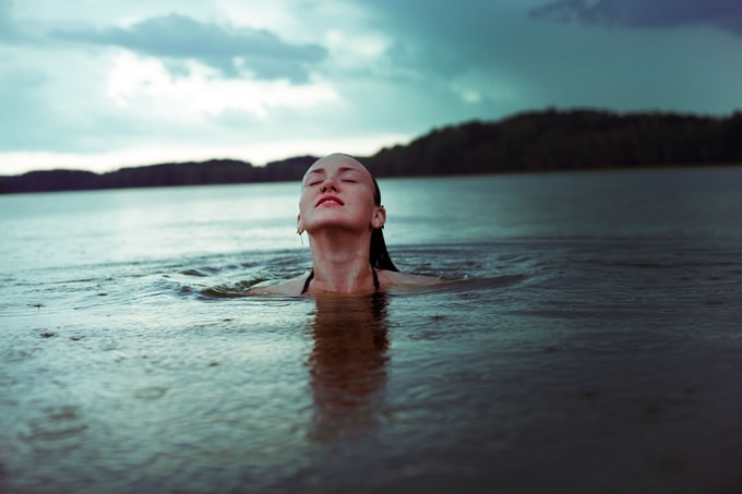 Una mujer nadando en el mar