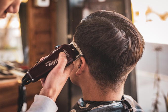 Soñar que le cortas el pelo a alguien, ¿Qué significa?