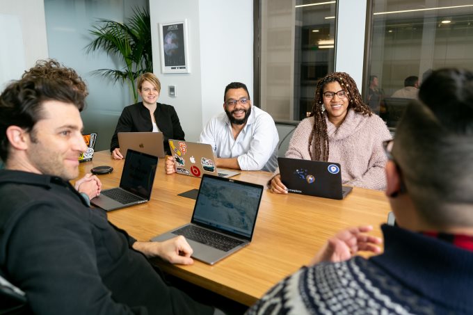 personas en la oficina 11