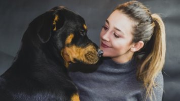 Una chica jóven y guapa con su perro