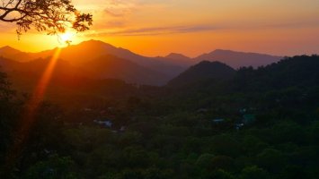 Un Atardecer donde el sol sale de entre las montañas