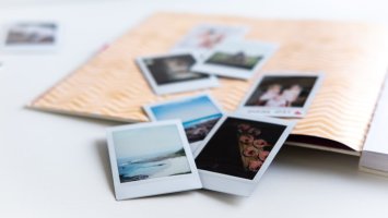 Varias fotografías junto a un albúm de fotos