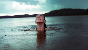 Una mujer nadando en el mar