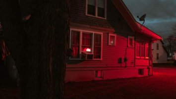 Casa de campo estilo americano con luces rojas